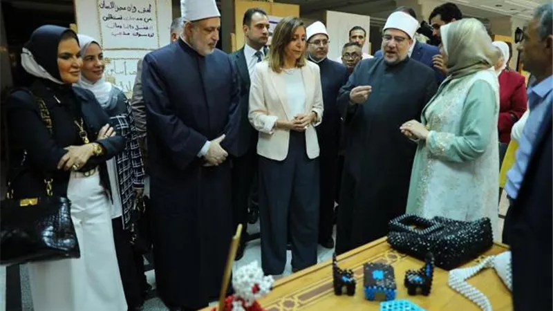 الضويني وعدد من الشخصيات يفتتحون معرض 