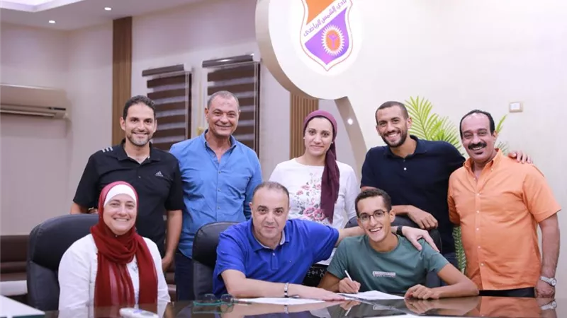 مجلس الشمس يحرر عقدا لمحمد الجندي بطل العالم فى الخماسى الحديث