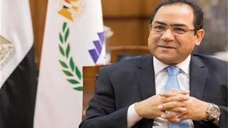 رئيس التنظيم والإدارة يصدر قرار ترقية الموظفين بالجهاز الإداري