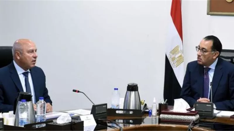 رئيس الوزراء يستعرض خطة تطوير النقل النهري