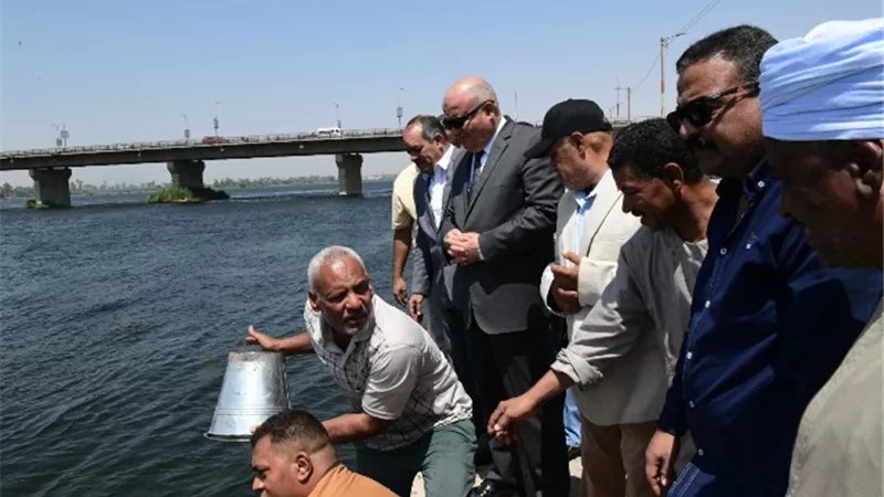 محافظ قنا يشهد إنزال مليون زريعة سمكية بنهر النيل