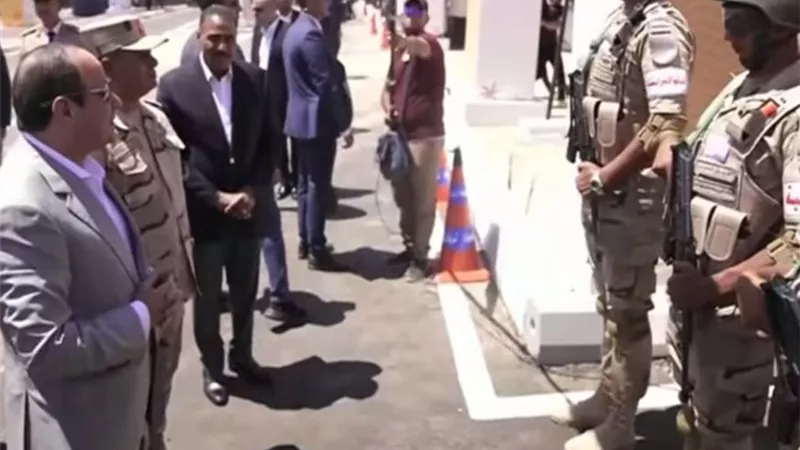 الرئيس السيسي يجري حوارا مع أفراد الارتكاز الأمني المشترك بمطروح للاطمئنان على احوالهم
