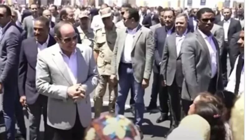 أطفال مطروح والسلوم يستقبلون الرئيس بالتصفيق والغناء