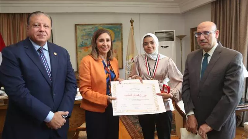 وزيرة الثقافة تُكرم الطفلة