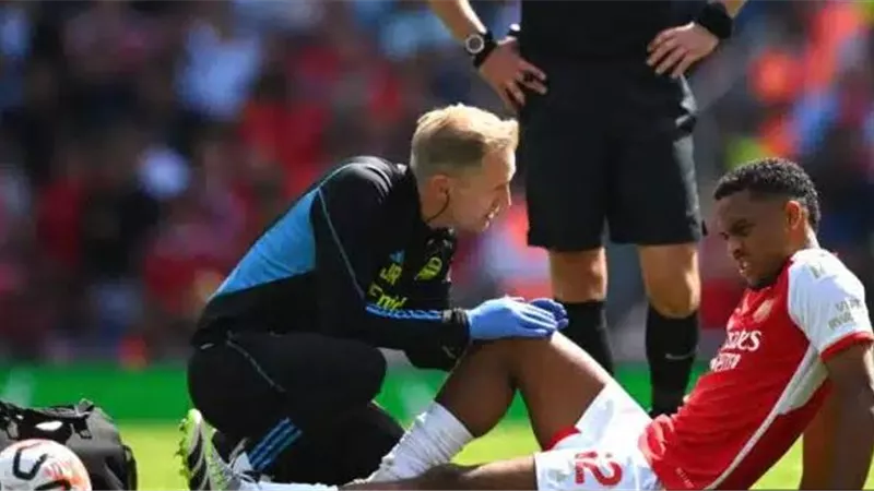 آرسنال يكشف تفاصيل إصابة يوريان تيمبر ومدة غيابه عن الملاعب