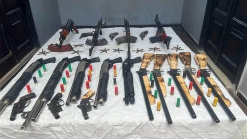 ضبط حائزي ومتجري المواد المخدرة والأسلحة بـ أسيوط وأسوان ودمياط