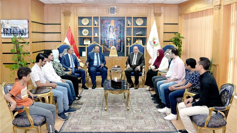 رئيس جامعة المنصورة يكرم الفريق البحثى المكتشف لحفرية الحوت 