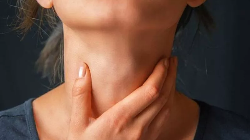 طبيب يوضح أعراض الغدة الدرقية