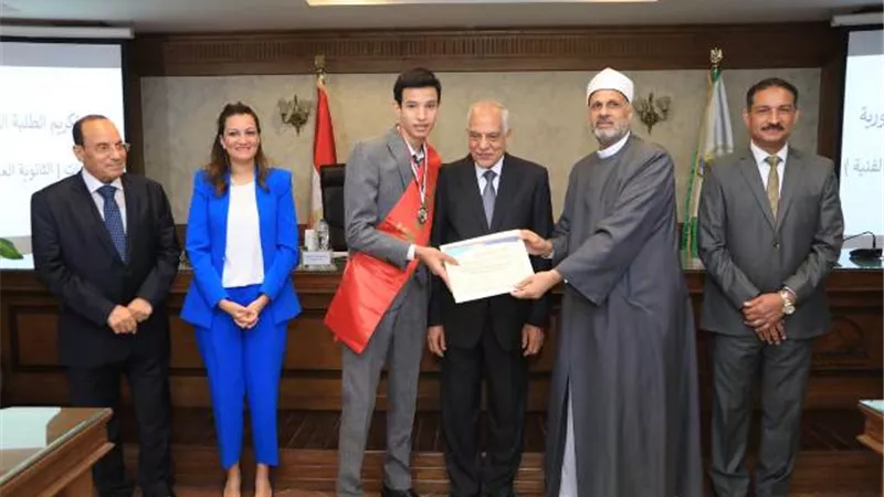محافظ الجيزة يكرم أوائل الثانوية العامة والأزهرية والدبلومات
