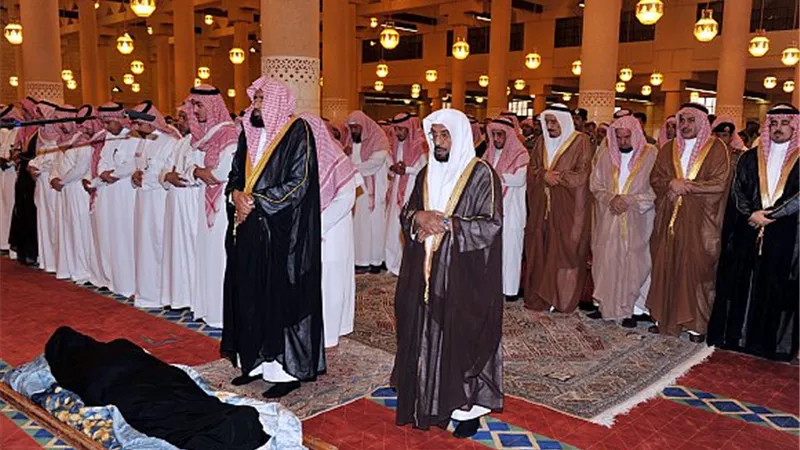 أولى الناس بالصلاة على الميت