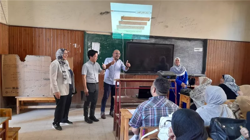 بدء تدريب المعلميم على أنشطة 