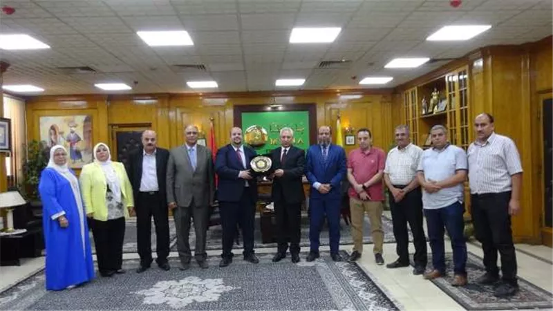 رئيس جامعة المنيا يستقبل وفد التخطيط لمتابعة المستشفيات الجامعية