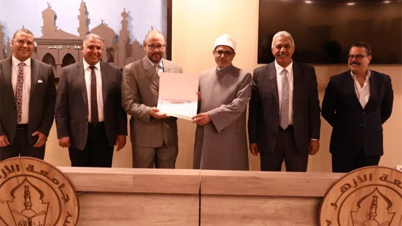 رئيس جامعة الأزهر يكرم علماء المستقبل طلاب الهندسة
