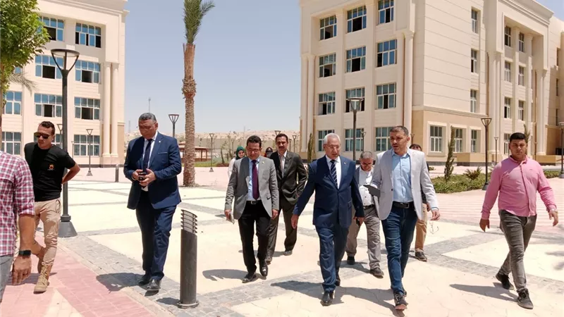 رئيس جامعة المنيا يلتقي بأولياء الأمور والطلاب بالجامعة الأهلية