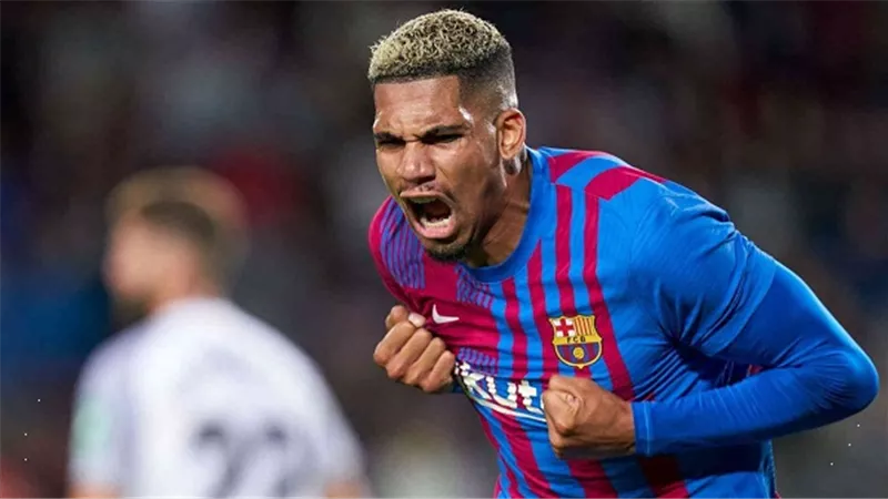 نجم دفاع برشلونة يتغيب 6 مباريات عن البارسا لهذا السبب
