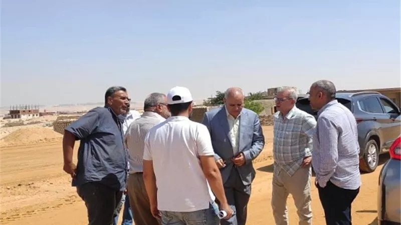 مسئولو الإسكان يتفقدون مشروعات الطرق بالعبور الجديدة