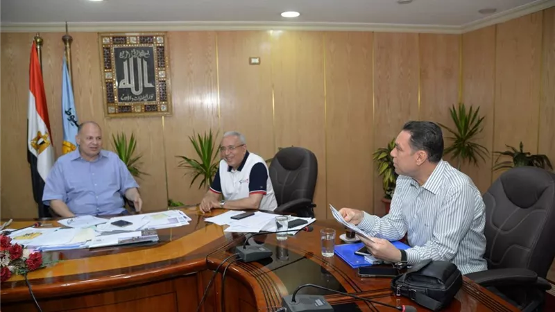 محافظ أسيوط يستعرض مشاكل المواطنين مع النواب