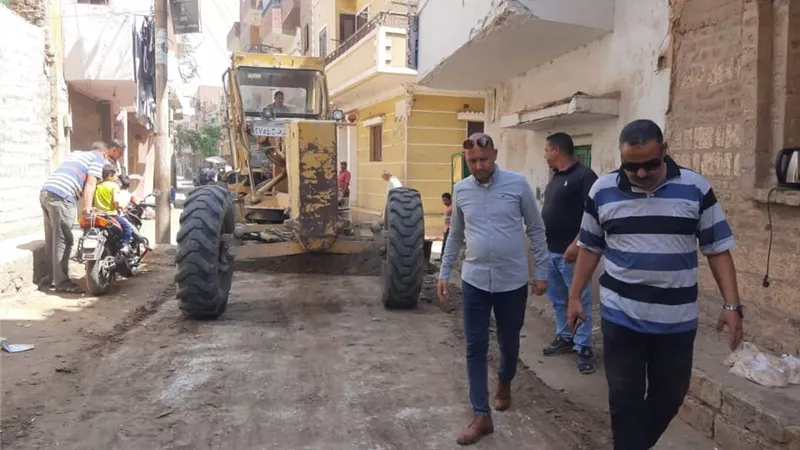 رئيس مدينة سمالوط يتابع حملات تسوية وتمهيد الطرق