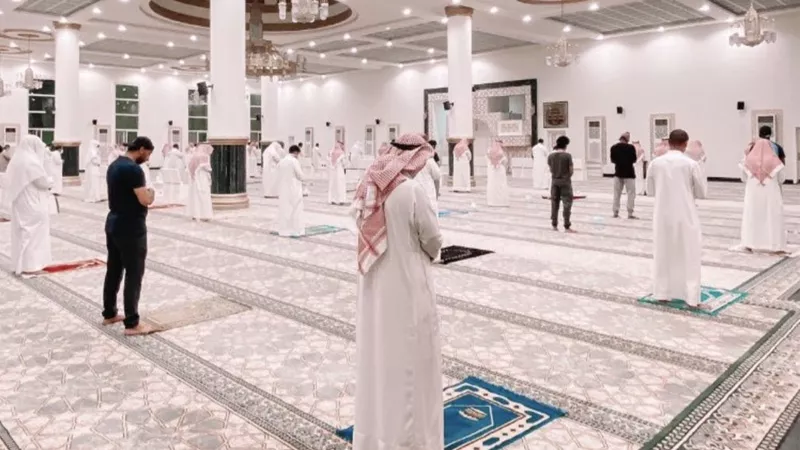 حكم صلاة من يقف منفردًا خلف الصفوف فى صلاة الجمعة