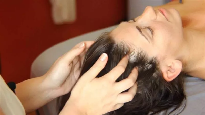 اهمية التدليك لشعر اكثر كثافة