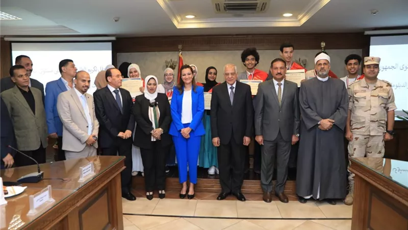 محافظ الجيزة يكرم أوائل الثانوية العامة والأزهرية والدبلومات