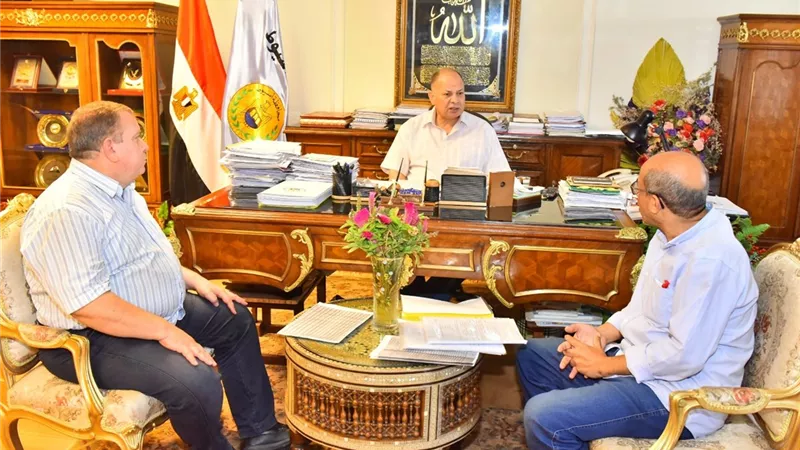 محافظ أسيوط يستعرض ترفيق مجمع الصناعات الزراعية بالكوم الاحمر