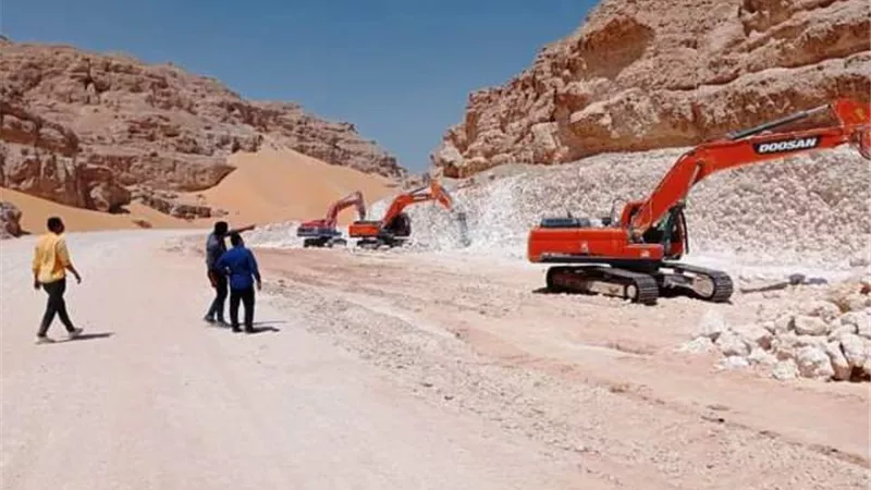 محافظ سوهاج يتابع مشروع طريق ربط المنطقة الصناعية بالصحراوى