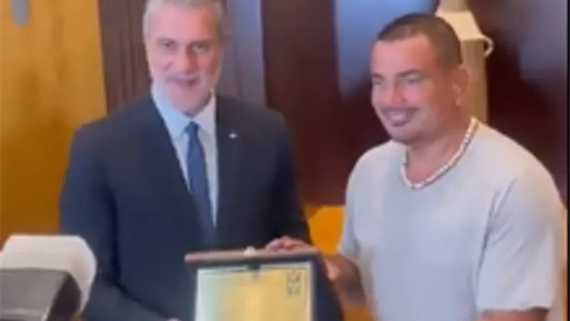 وزير السياحة اللبناني يكرم الهضبة عمرو دياب قبل صعوده على المسرح