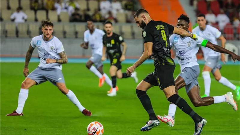 اتحاد جدة يفوز علي الطائي بثنائية ويتصدر الدوري السعودي