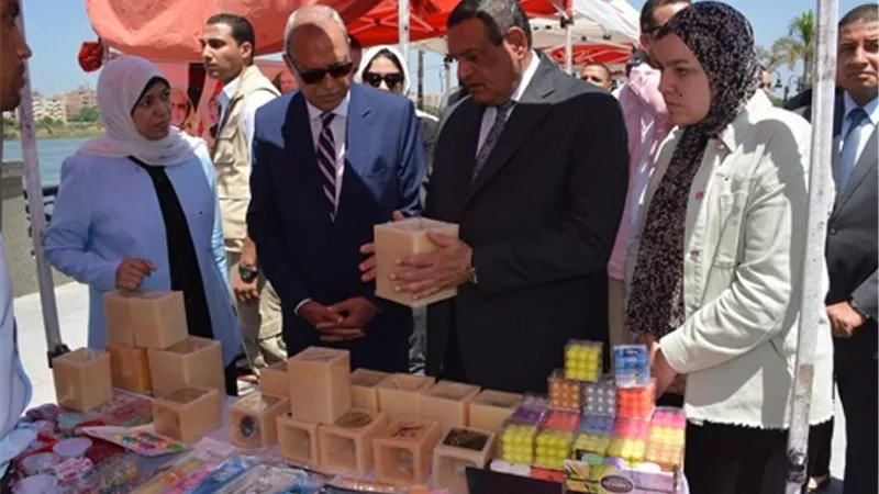 وزير التنمية المحلية ومحافظ القليوبية يفتتحان معرض 