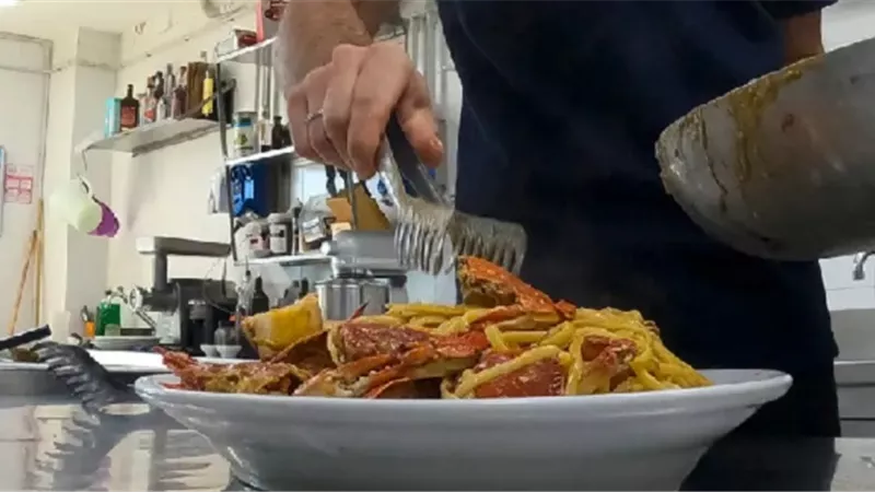 الإيطاليون يتغلبون على غزو السلطعون بـ 