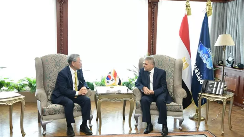 الفريق أسامة ربيع يبحث مع السفير الكوري التعاون في التحول الأخضر