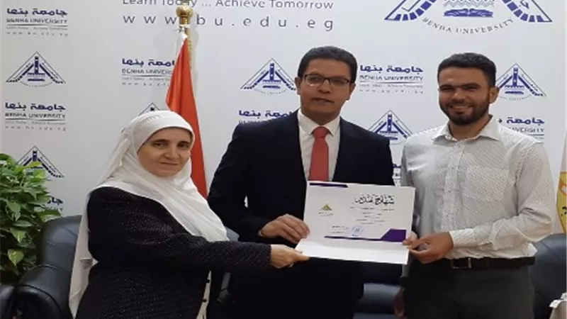 القائم بأعمال رئيس جامعة بنها يُكرم باحث اكتشاف الديناصور