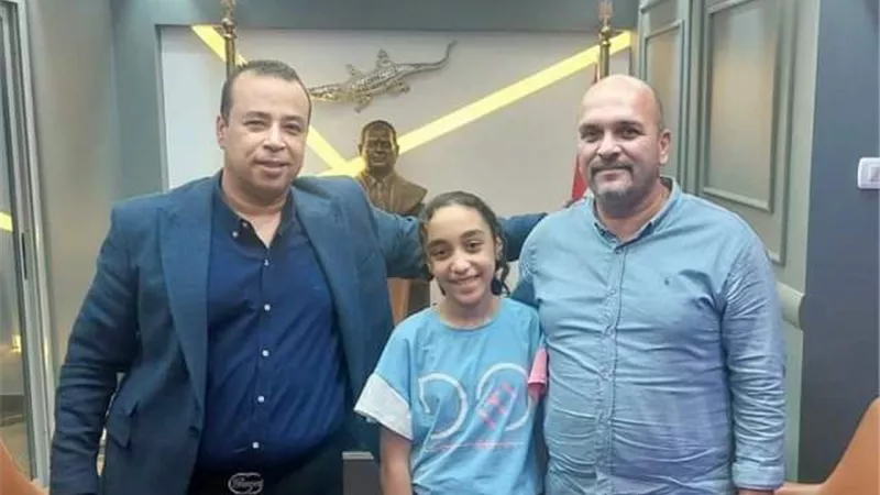 مستشفى قناة السويس تتبرع بجهاز مضخة انسولين للطفلة هاجر