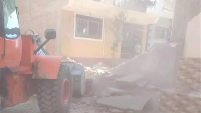 الجيزة تزيل سور مخالف اغلق شارع محمود منسى البطران بالهرم
