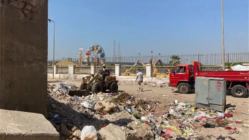رفع مخلفات من شارع مسجد السلام فى محافظ الجيزة