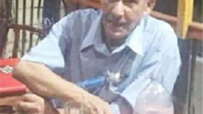 راض بدواوينى ولست ظلًا لأحد