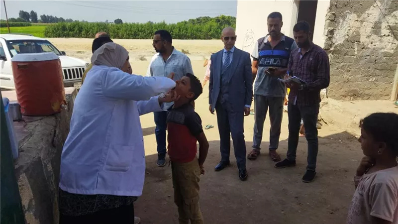 مديرالصحة يتابع تطعيم الأطفال المتخلفين بمناطق الصالحية النائية