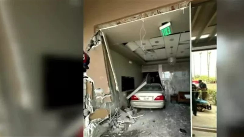 سيارة تقتحم صالون حلاقة ونجاة الزبائن بأعجوبة..فيديو