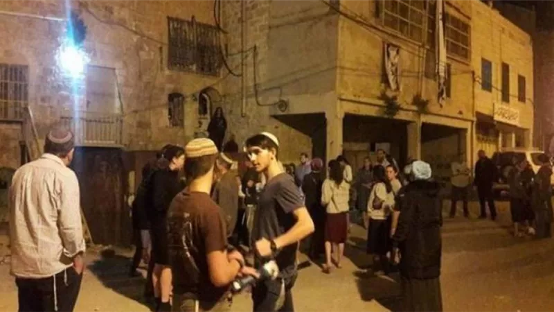 مستوطنون إسرائيليون يهاجمون منزلا في 