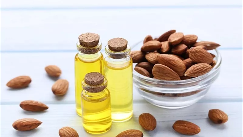 تعرف على فوائد زيت اللوز المر للجسم وطرق إستخدامه