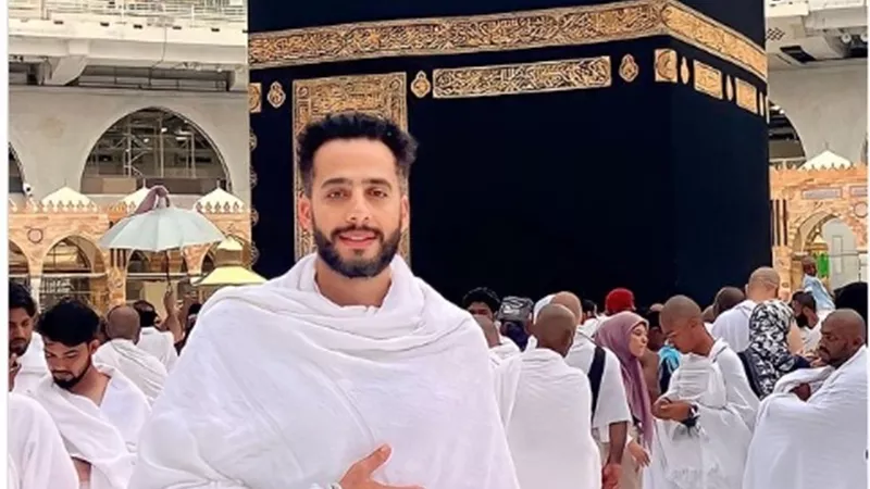 عصام السقا في السعودية لأداء مناسك العمرة