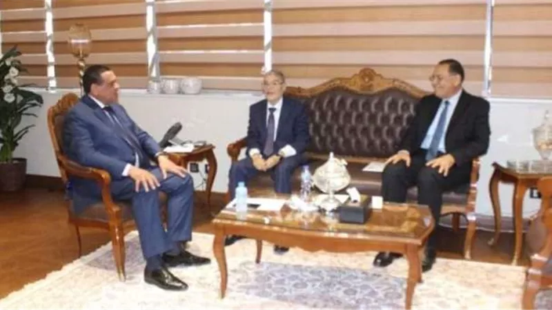 محافظ الشرقية يلتقى وزير التنمية المحلية ويستعرض معه