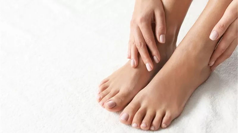 طرق طبيعية لإزالة إسمرار أصابع القدمين