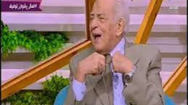 رشوان توفيق يبكى على الهواء بسبب رؤية فى المنام