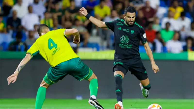 شاهد .. محرز يفوز بأول جائزة في الدوري السعودي