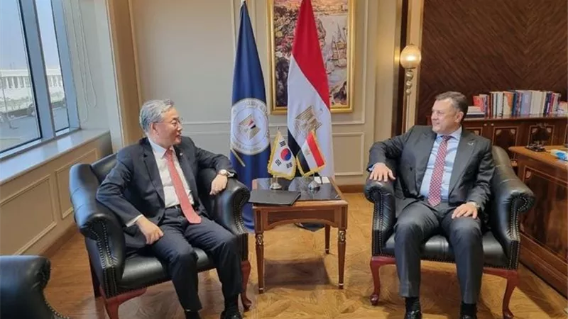 وزير السياحة والآثار يلتقي بسفير كوريا الجنوبية بالقاهرة