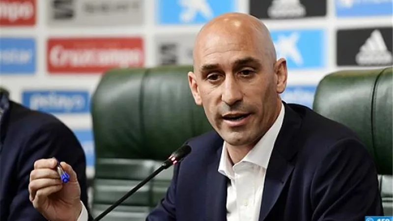 رئيس الاتحاد الإسبانى يعتذر عن تقبيله لاعبة منتخب السيدات - شاهد