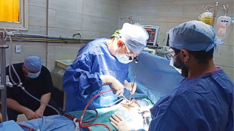 اغلاق ثقب برقعة صناعية لشاب لانقاذ حياته بمستشفى جامعة الزقازيق