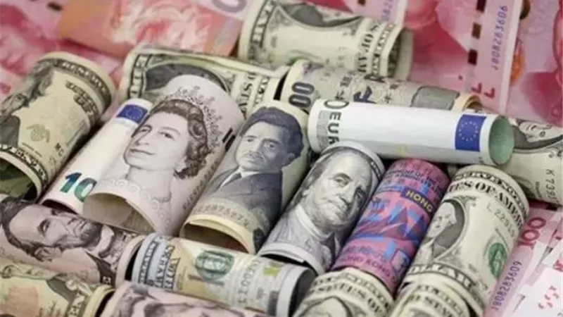 الدولار ينخفض قبل اجتماع محافظي البنوك المركزية والين يرتفع